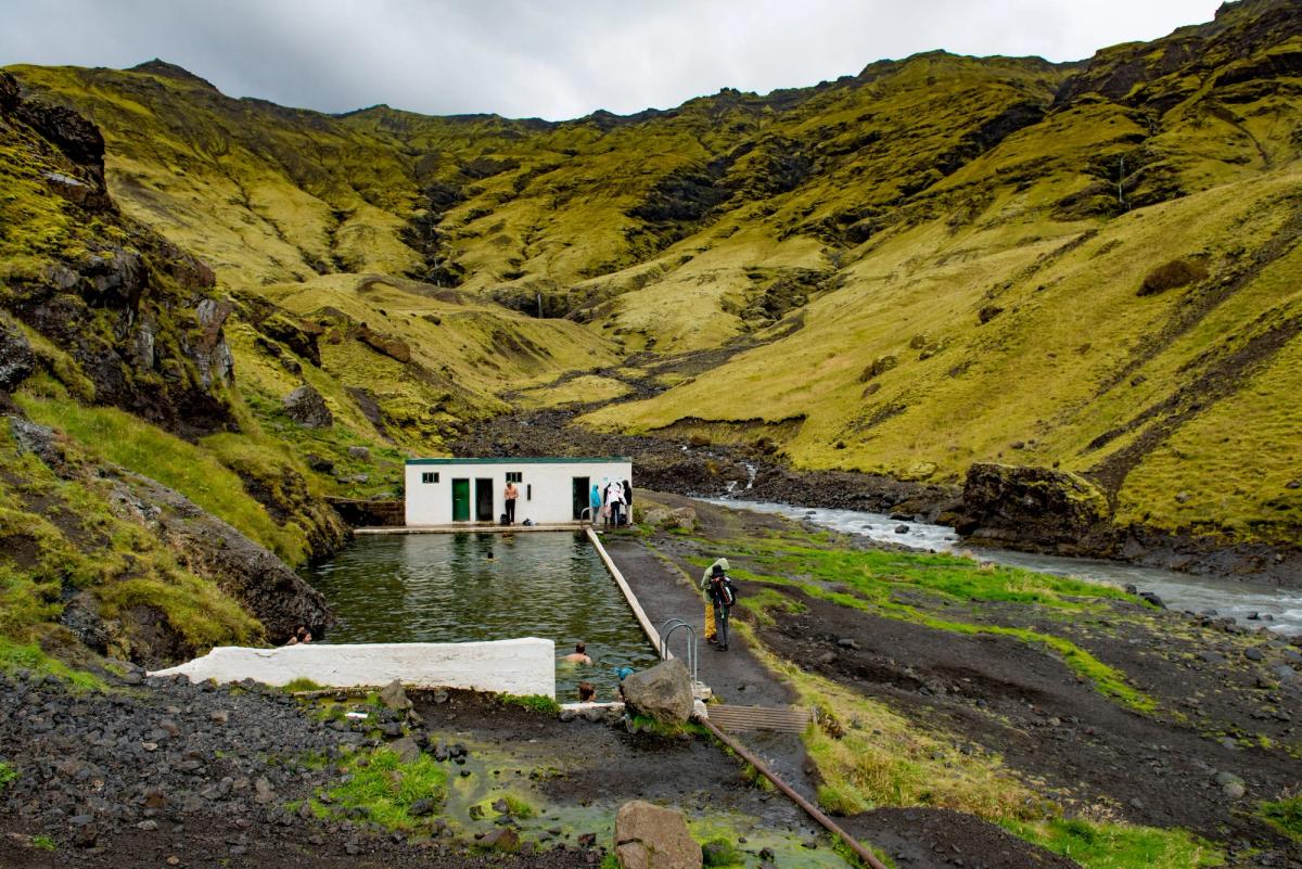 Una piscina termal en medio de un valle verde