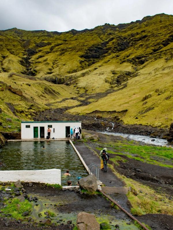 La piscina natural Seljavallalaug en Islandia Una piscina termal en medio de un valle verde