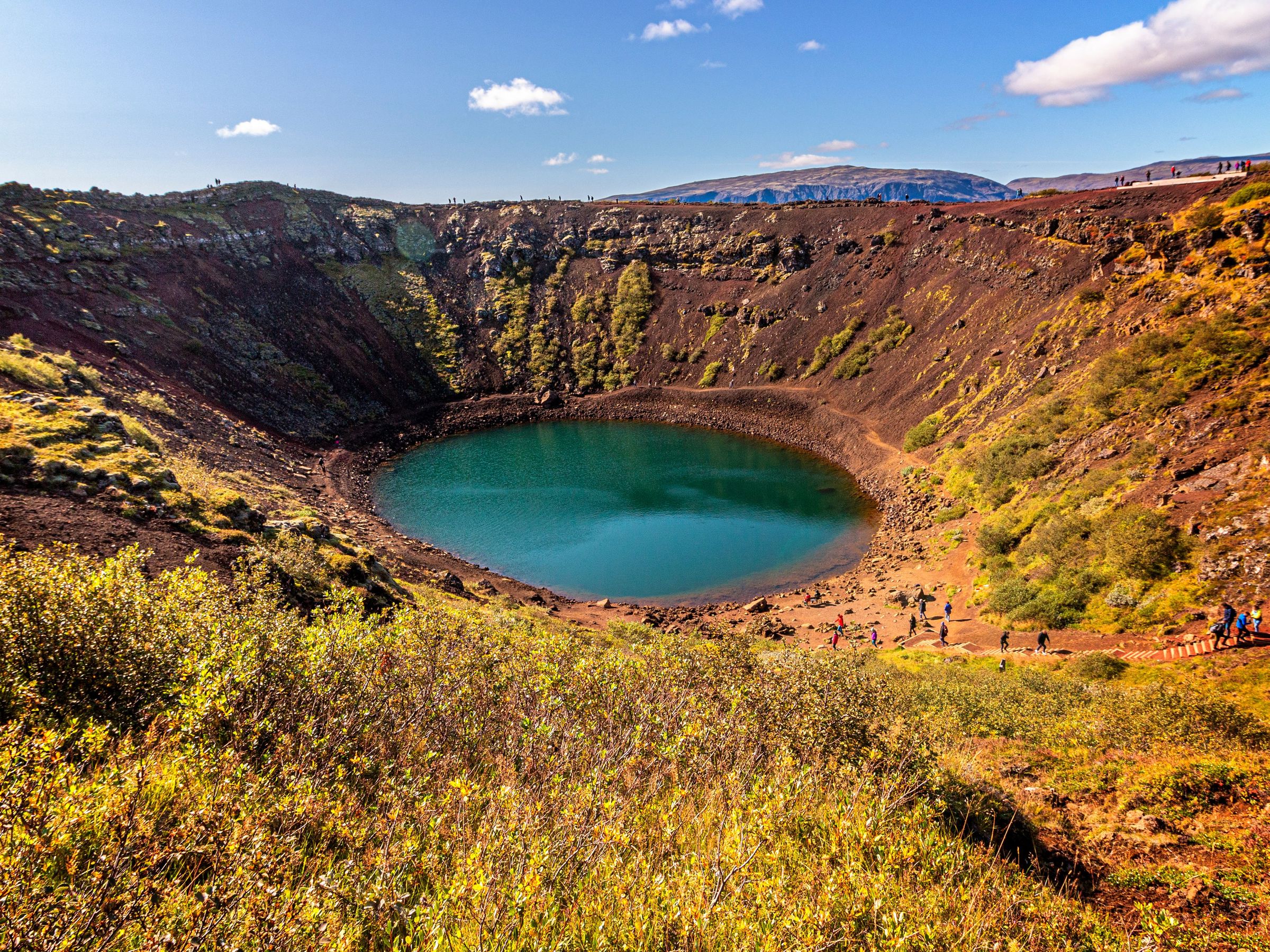 Lac volcanique dans un cratère