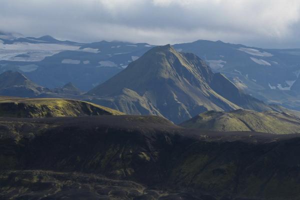 une vue de Rjúpnafell avec un ciel nuageux en arrière-plan .