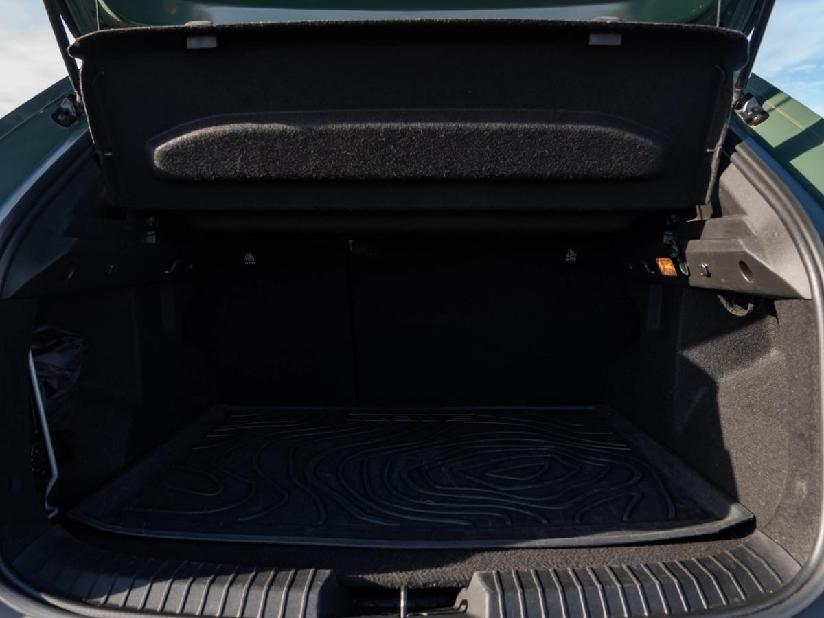 Tapete para a bagageira do Duster Porta-bagagens aberto de um Dacia Duster, com tapete de borracha e chapeleira levantada