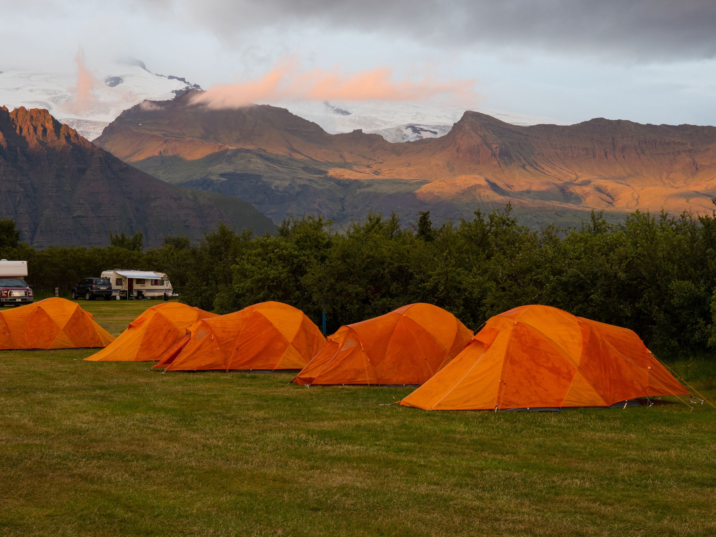 tentes oranges avec des montagnes en arrière-plan