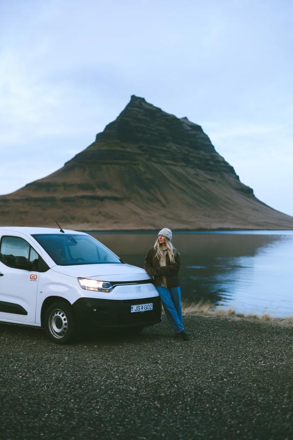 Ein kompakter Camper für 2 Personen am Wasser vor einer Bergkulisse, Campervan-Vermietung Island