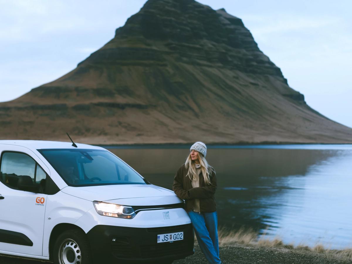 Kompakter Camper mit Bergblick Ein kompakter Camper für 2 Personen am Wasser vor einer Bergkulisse, Campervan-Vermietung Island