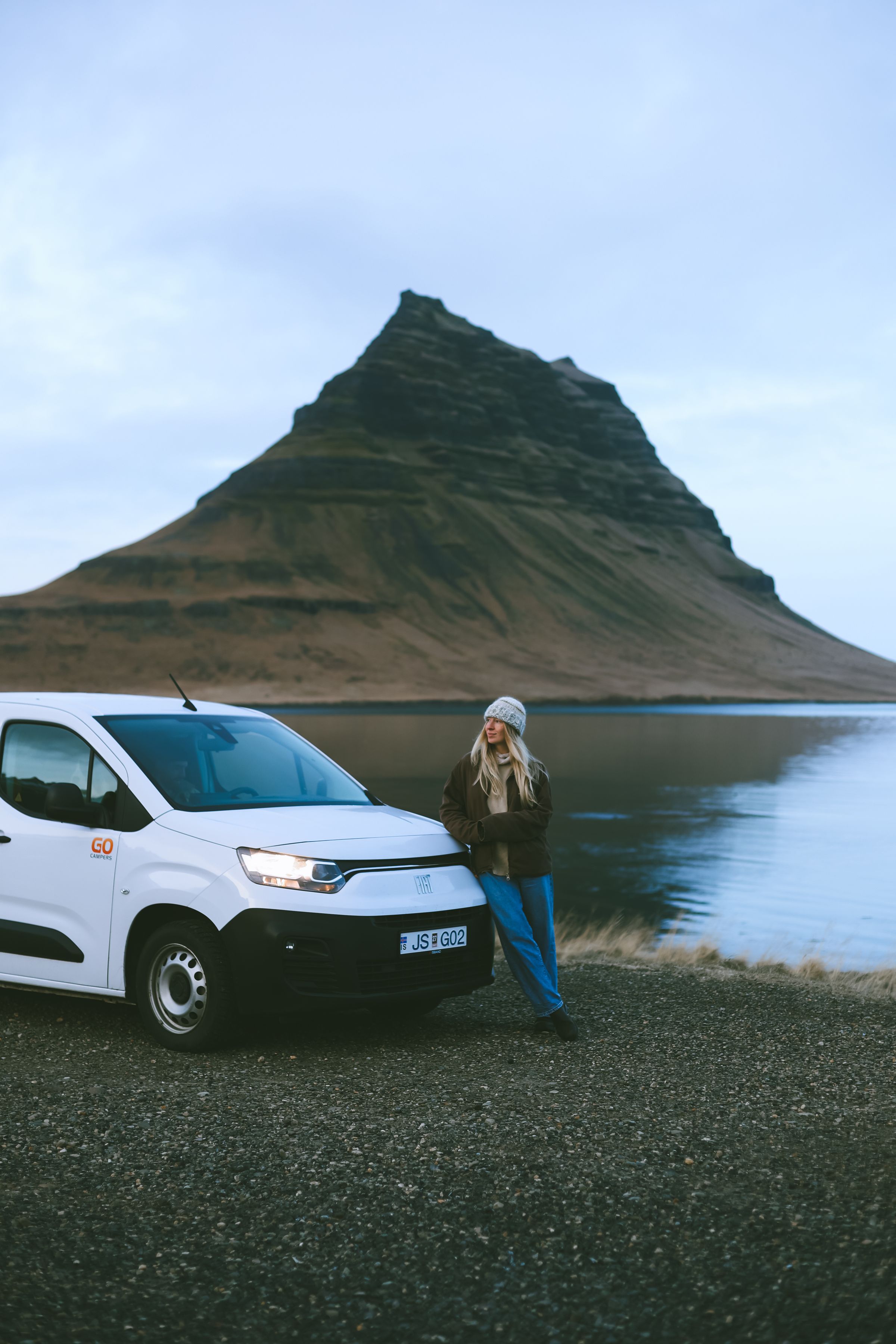 Kompakter Camper mit Bergblick Ein kompakter Camper für 2 Personen am Wasser vor einer Bergkulisse, Campervan-Vermietung Island