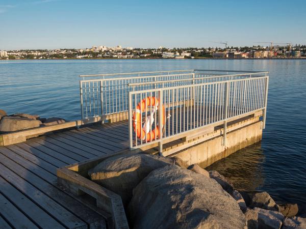 Playa geotérmica de Nauthólsvík en verano