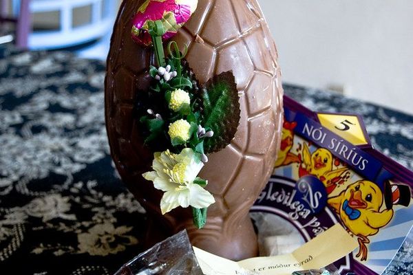 páskaegg with more candy around