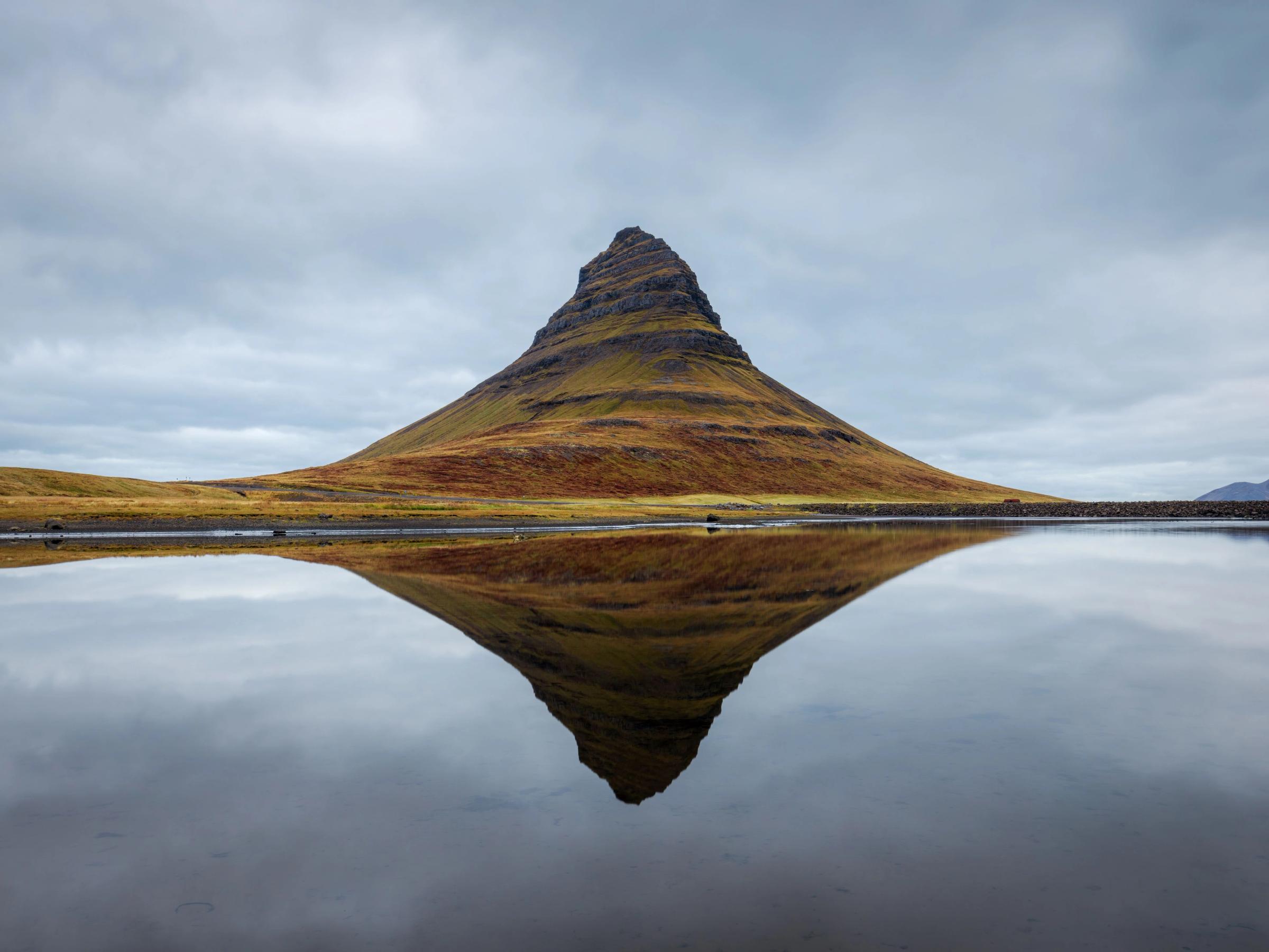montaña reflejada en un tranquilo cuerpo de agua