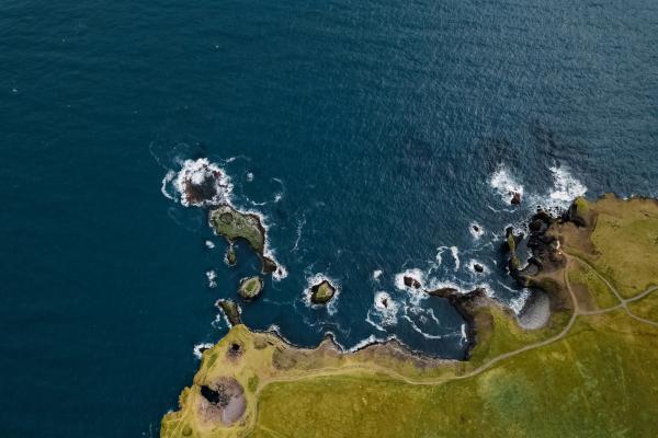 Vista aérea de la costa con rocas y acantilados
