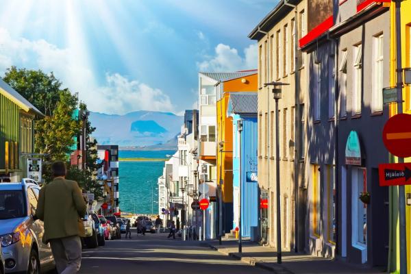 Calle soleada de Reikiavik