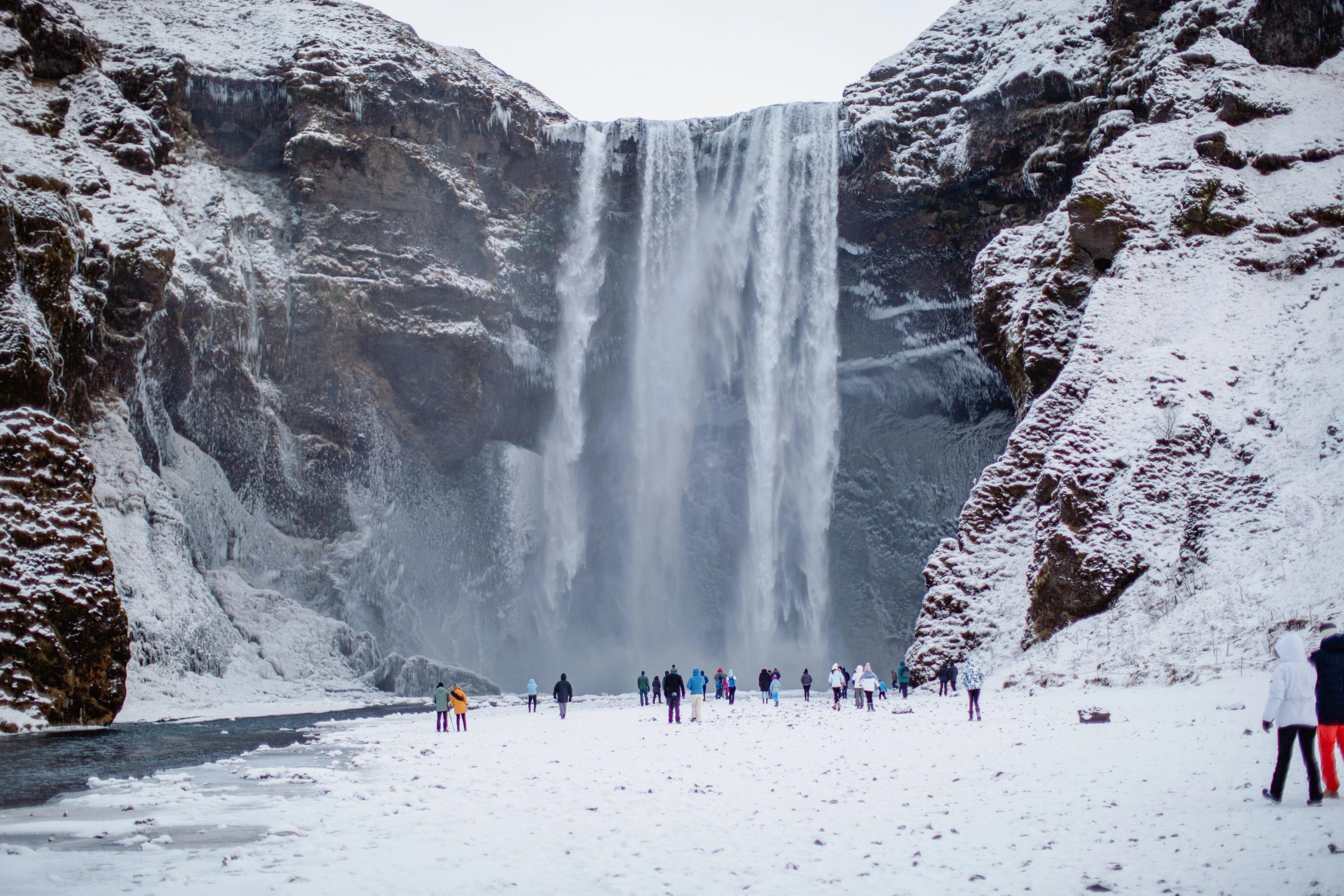 Skógafoss cubierta de nieve 
