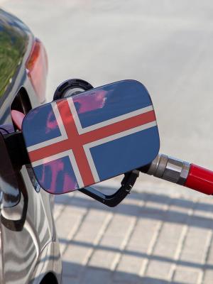 Coche repostando en Islandia