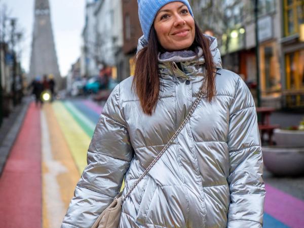 Chica posando en Laugavegur Street, Reikiavik