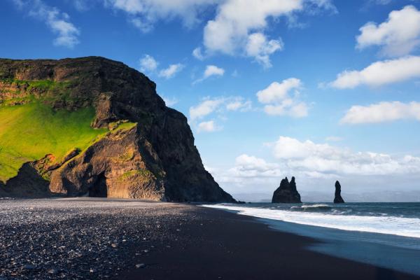 La playa de arena negra Reynisfjara en un día soleado