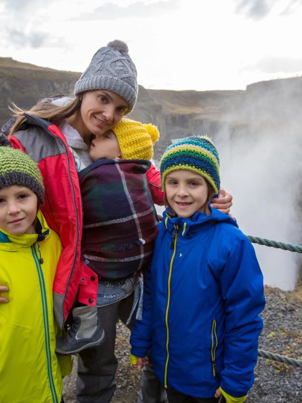 Una madre con sus tres hijos en la cascada de Gullfoss en Islandia