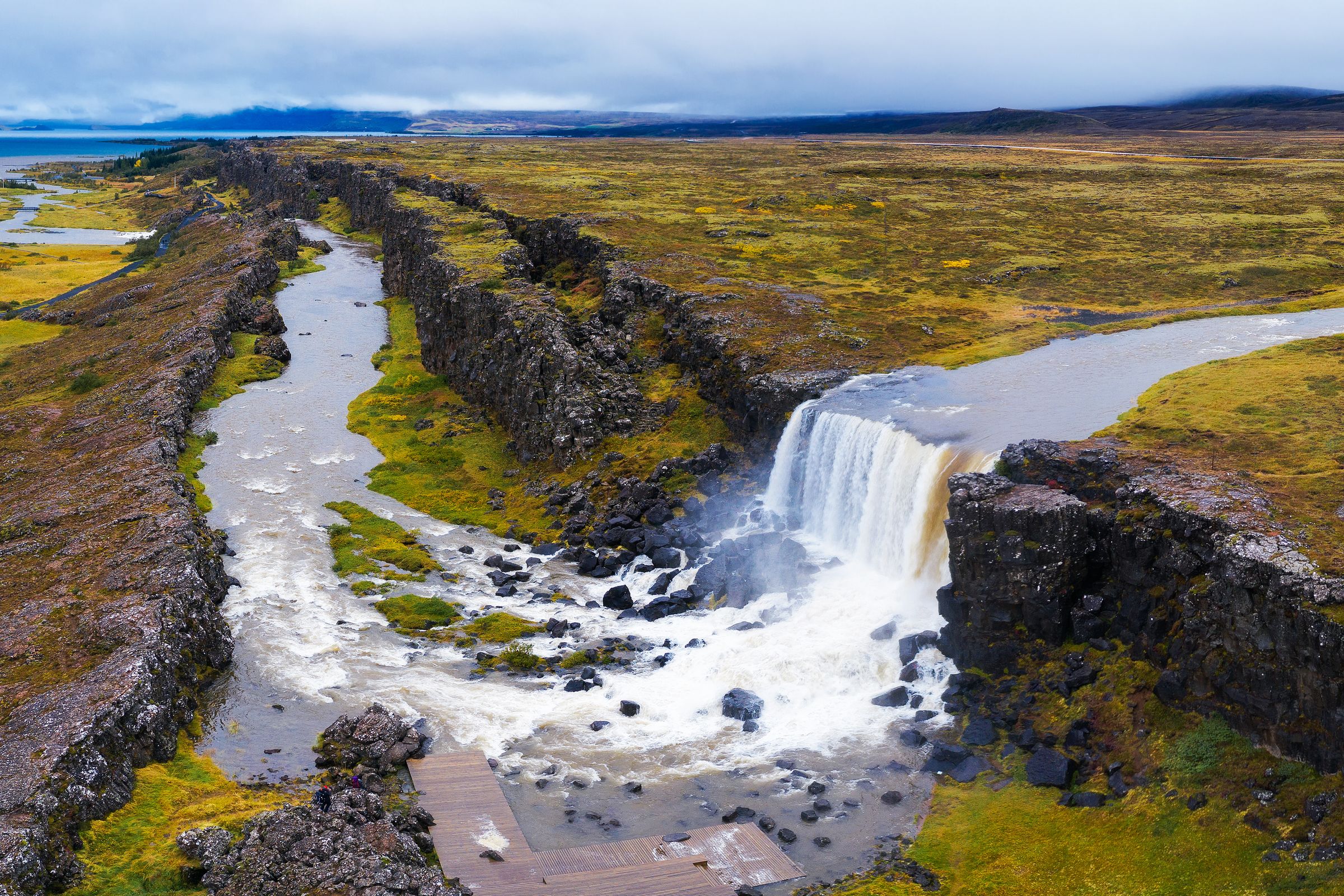 una vista aérea de una cascada en medio de un campo .
