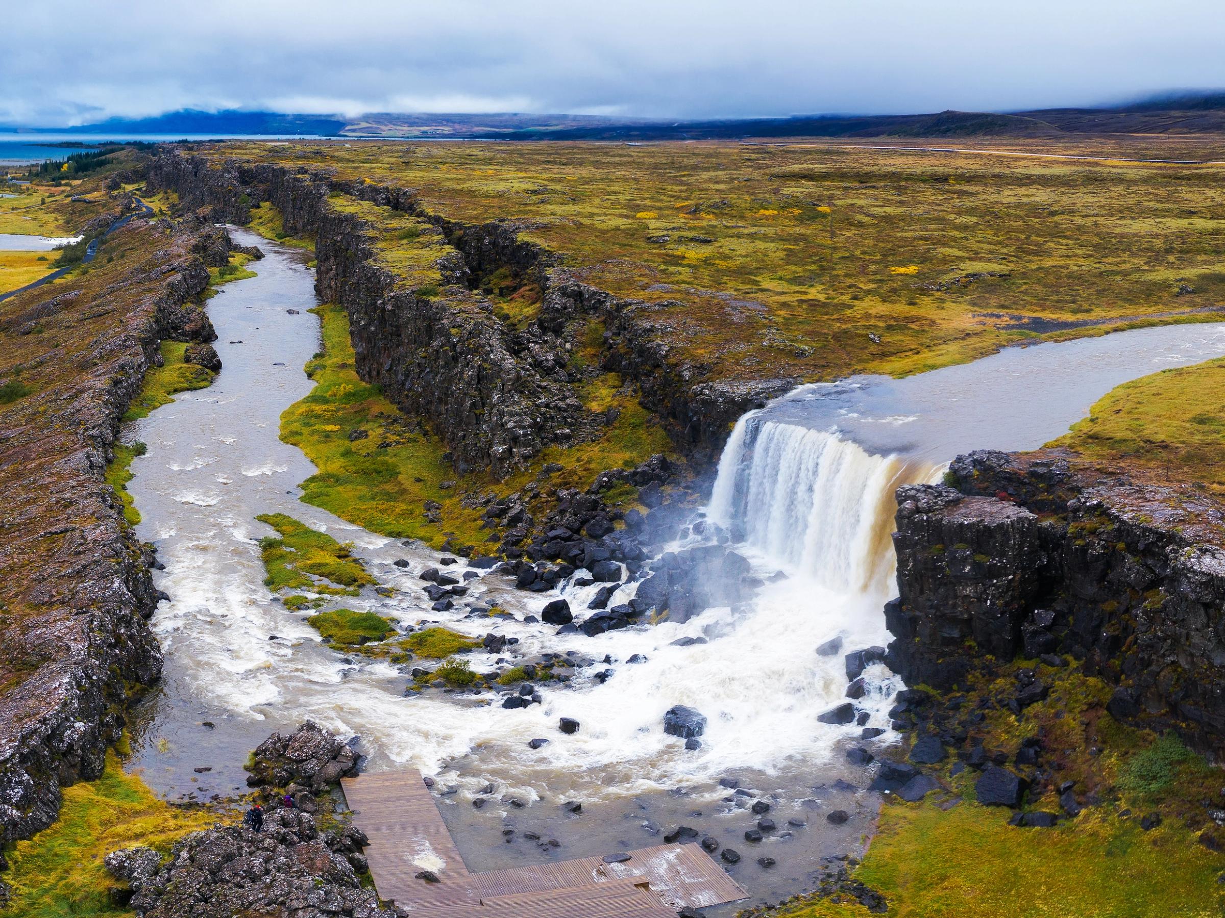 una vista aérea de una cascada en medio de un campo .