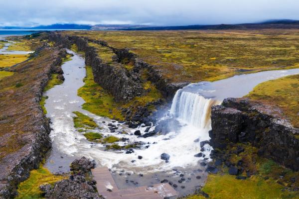 paisaje con un río que se convierte en cascada y después vuelve a ser río otra vez