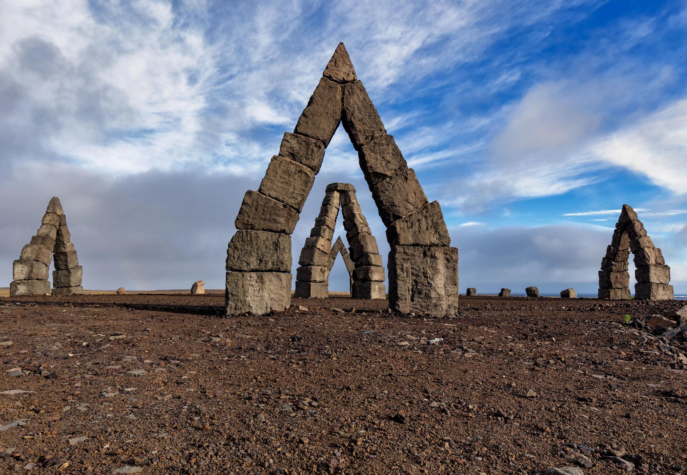 Arcos de piedra en un campo de tierra