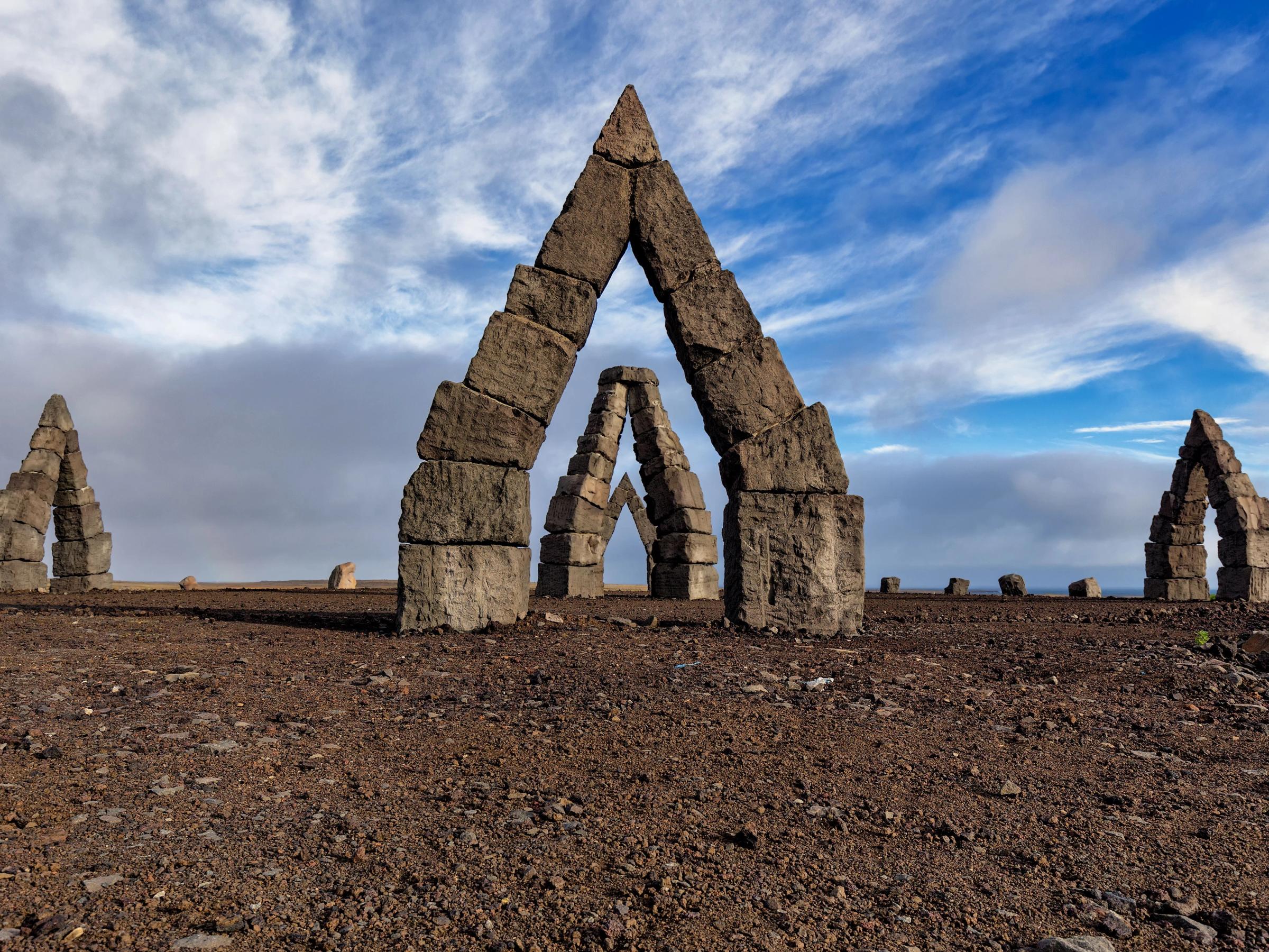 Arcos de piedra en un campo de tierra