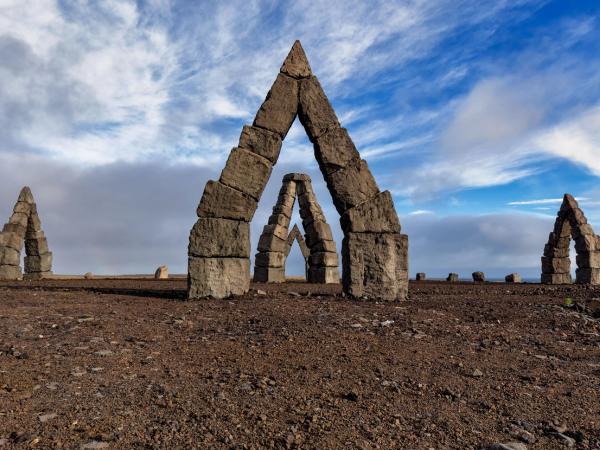 Arcos de piedra en un campo de tierra