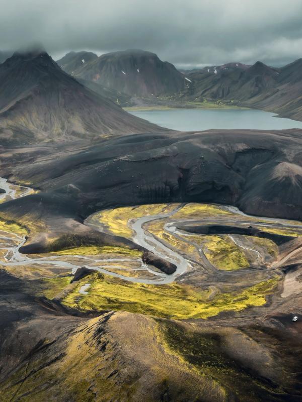 Vista aérea de un paisaje volcánico con un río y un lago