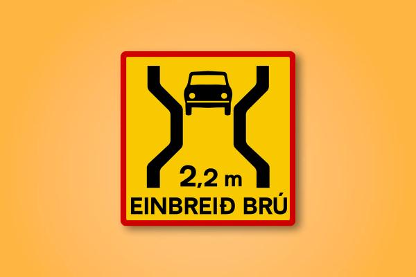 a yellow sign with a car on it and the words `` 2,2 m einbreid bru '' .