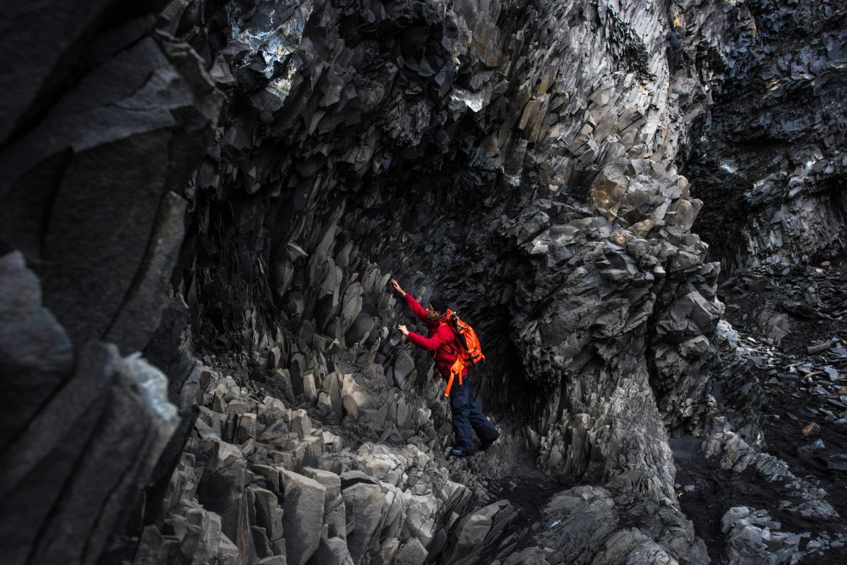 Hombre escalando en un paisaje rocoso en Islandia