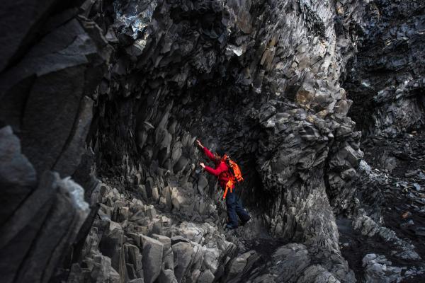Hombre escalando en un paisaje rocoso en Islandia