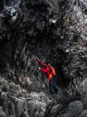 Hombre escalando en un paisaje rocoso en Islandia