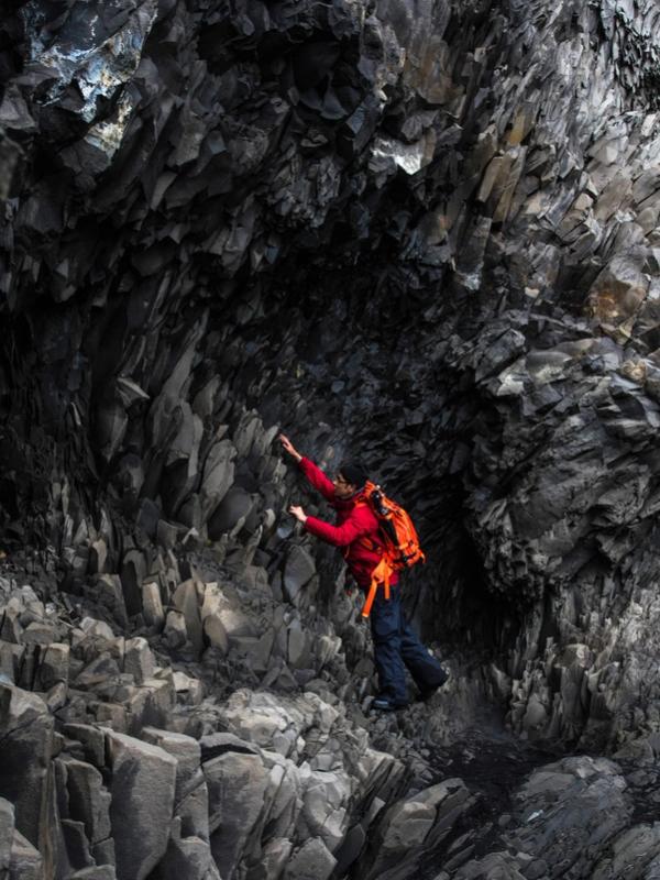 Hombre escalando en un paisaje rocoso en Islandia