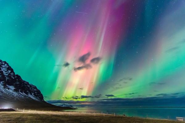 Aurora boreal sobre una playa en Islandia