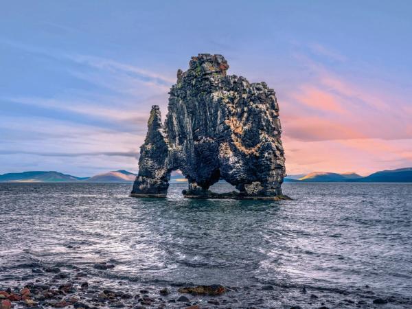 hay una gran roca en medio del océano.