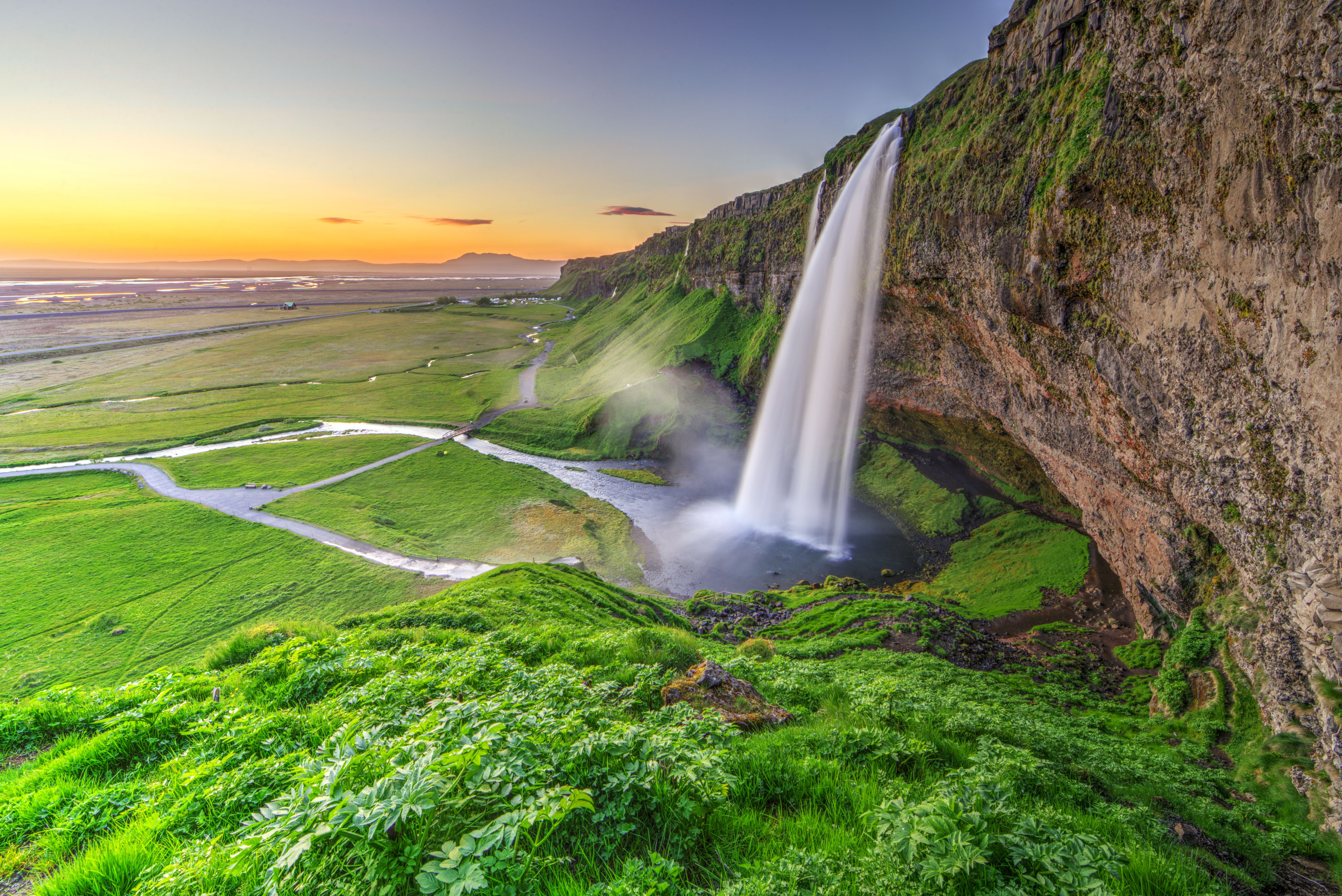 Articles & Guides About waterfalls in Iceland