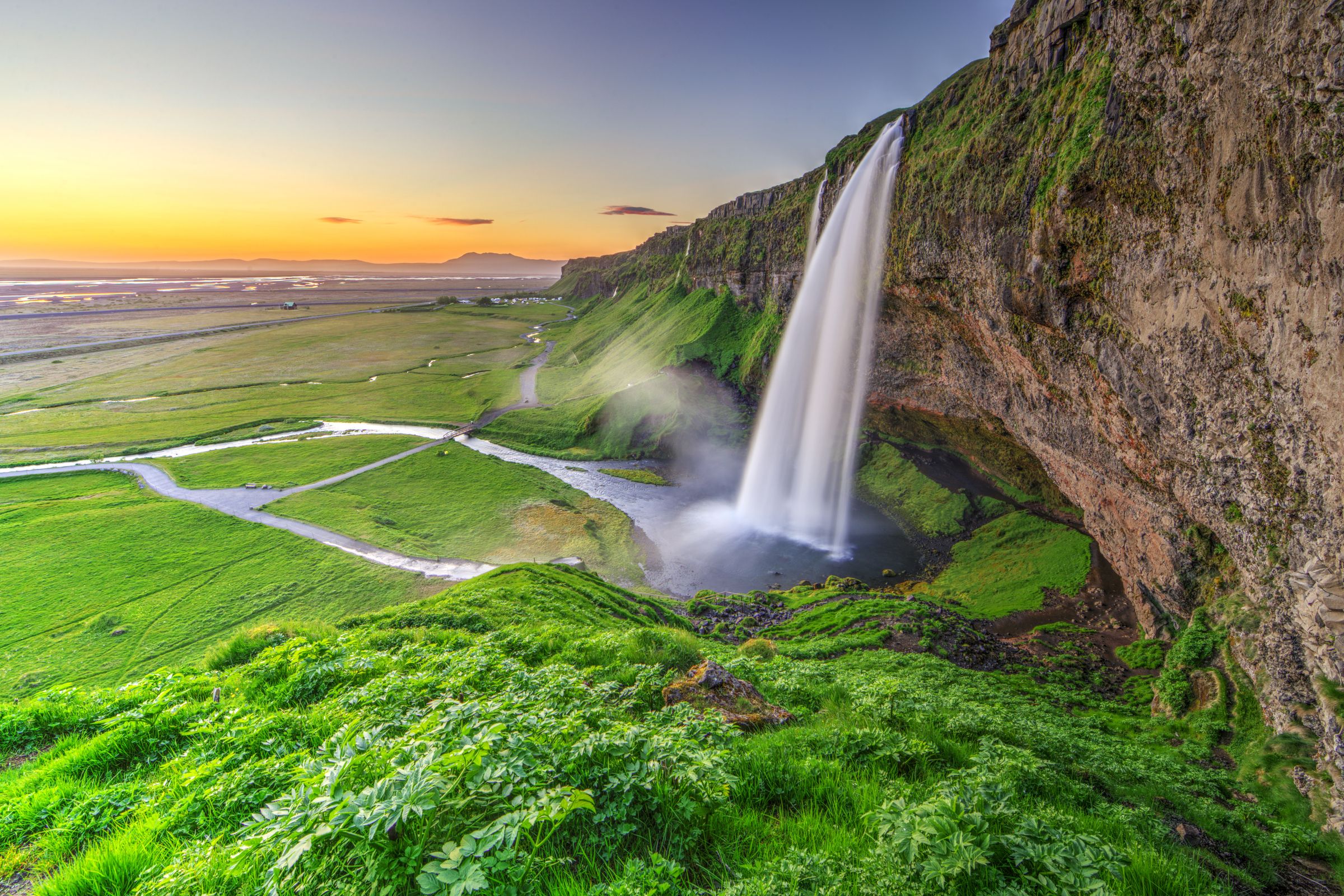 cascade au coucher du soleil