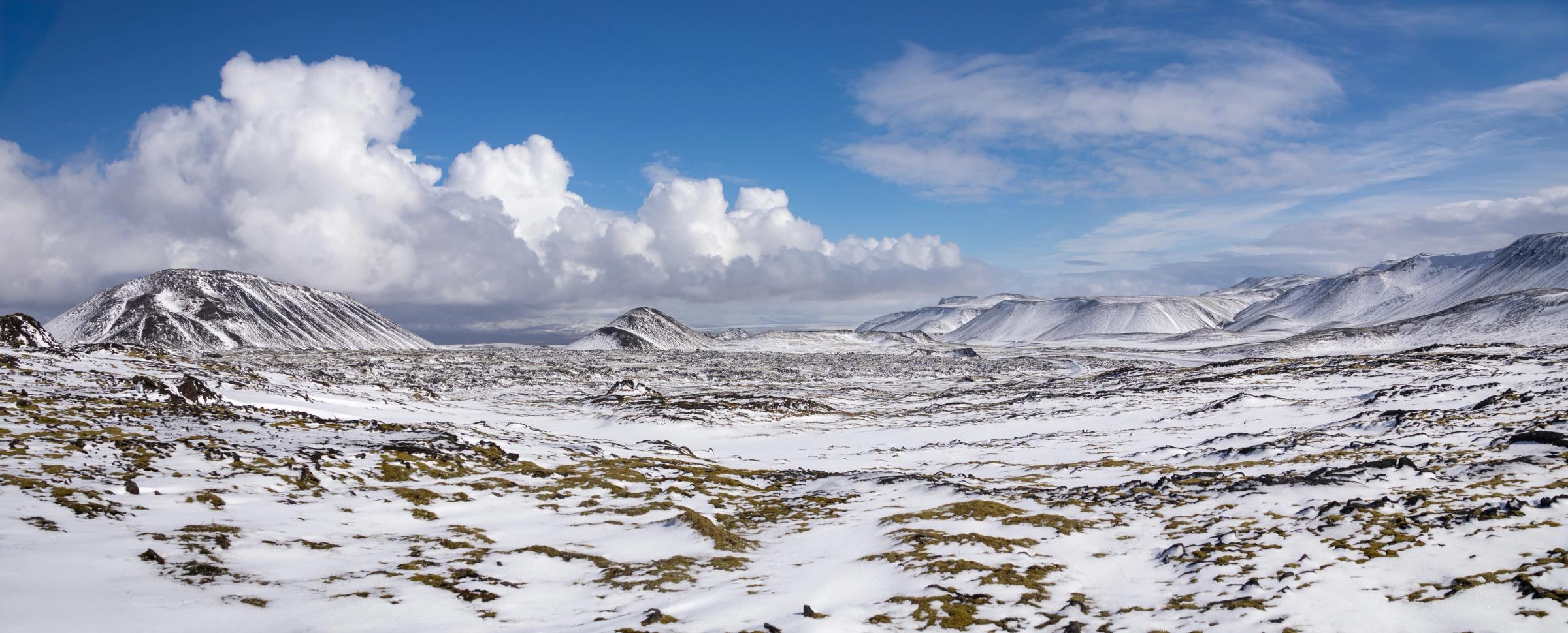 panorámica de un campo cubierto de nieve