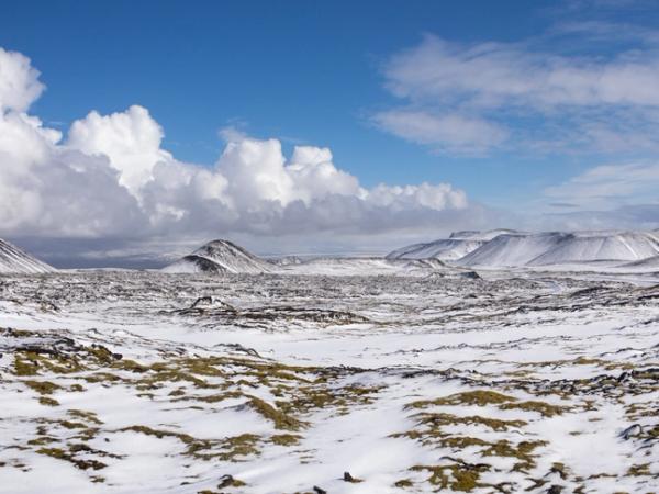 panorámica de un campo cubierto de nieve