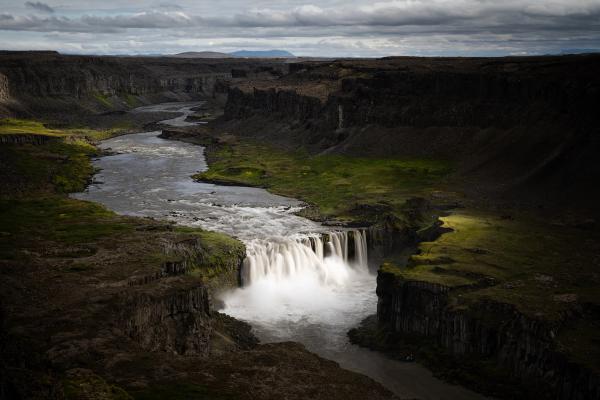 un río con una cascada que fluye a través de un cañón