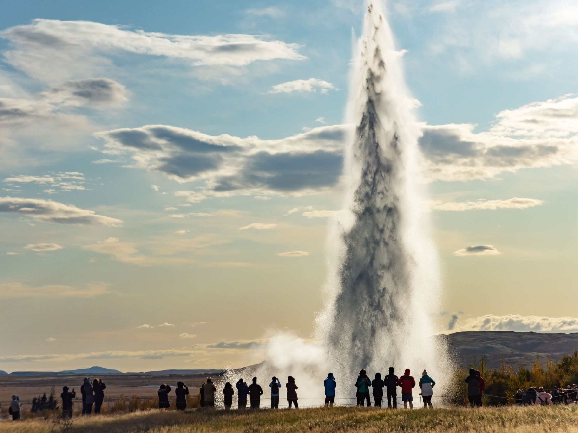 Geyser en Islandia expulsando agua caliente hacia arriba