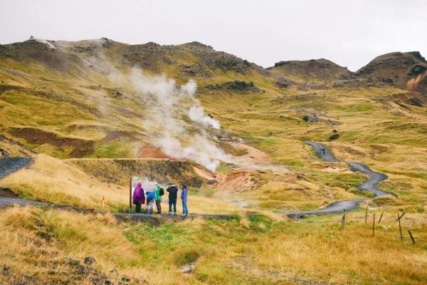 Gente caminando por el sendero de Reykjadalur