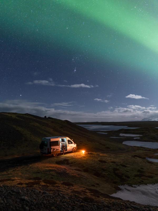 Camper debajo de la aurora boreal