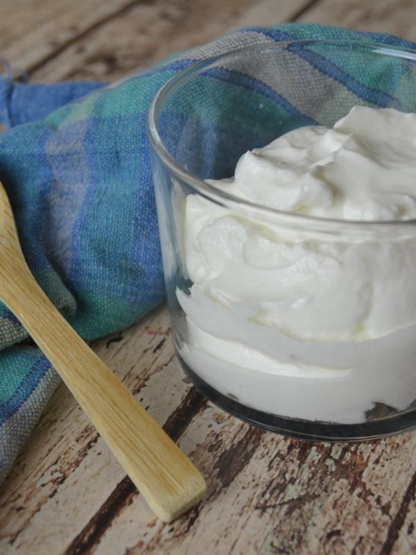 vaso de Skyr con una cuchara de madera fuera