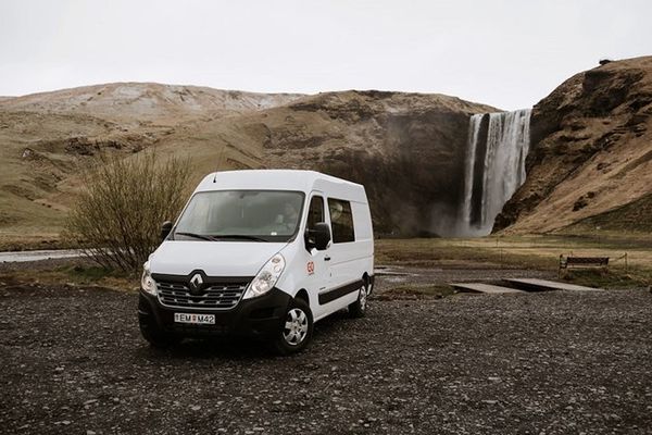 Camper en frente de una cascada