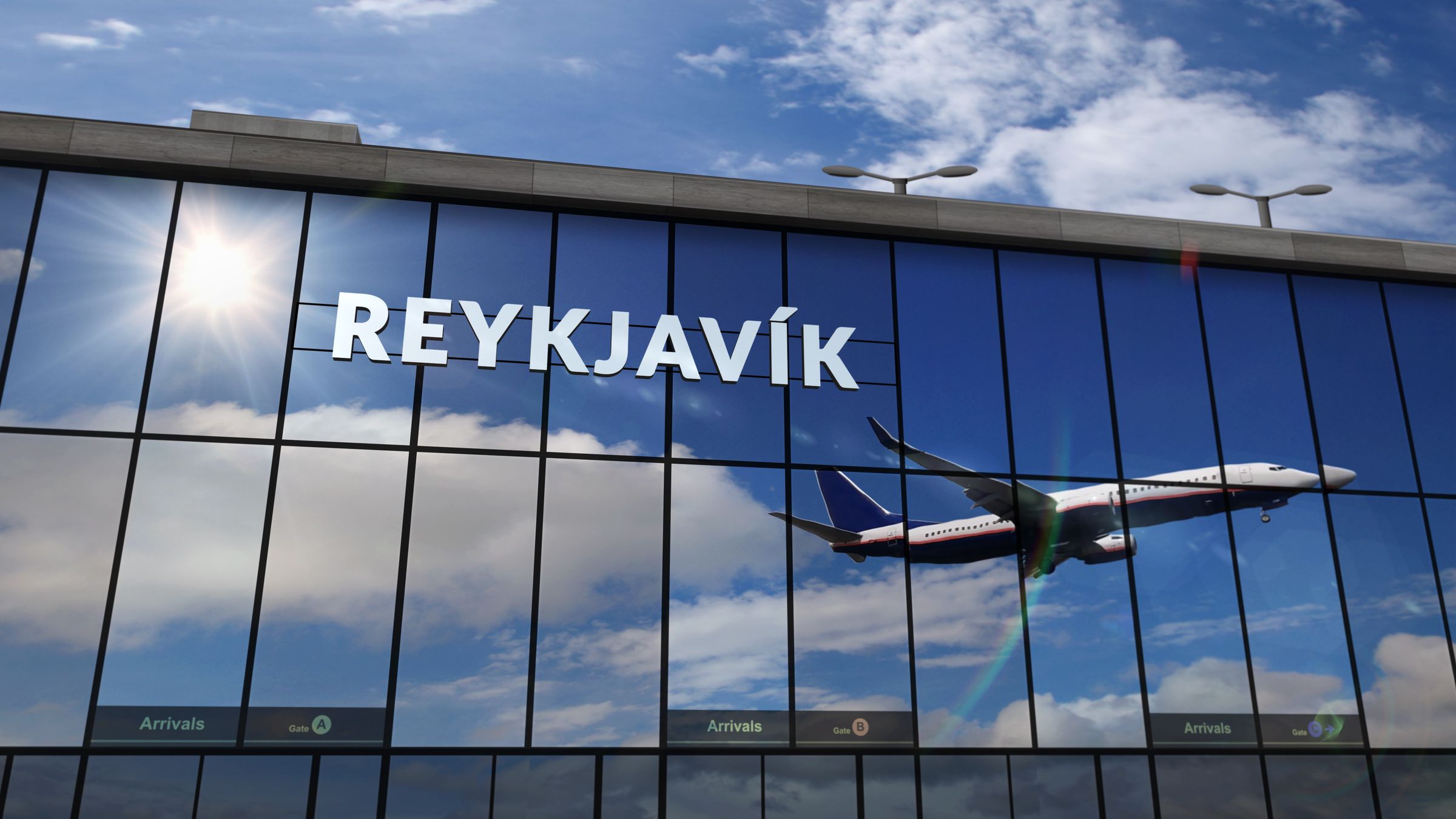 Edificio de terminal de aeropuerto de vidrio con el letrero "REYKJAVÍK", reflejando un cielo luminoso y un avión.