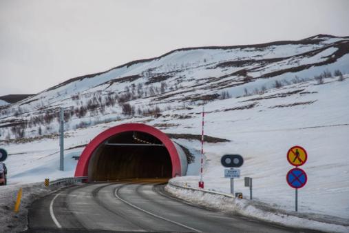 Túnel de peaje Vadlaheidi en el norte de Islandia, cerca de Akureyri
