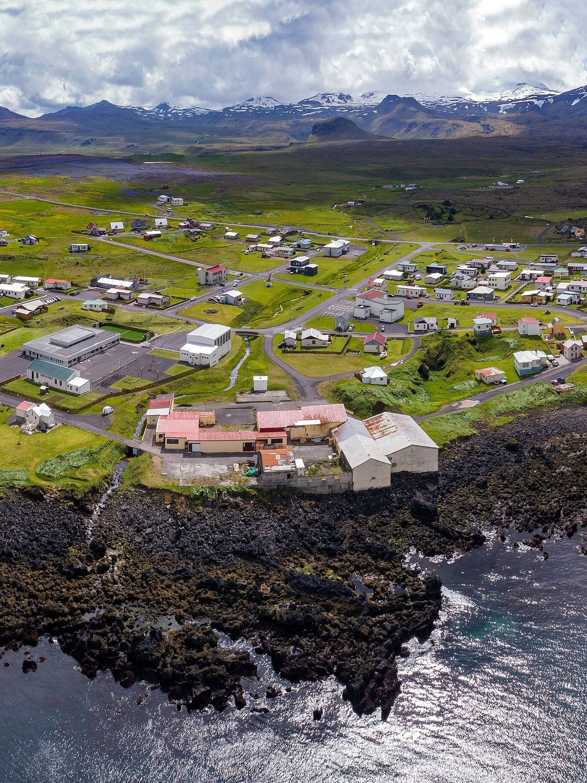una vista aérea de un pequeño pueblo en una pequeña isla en medio del océano.