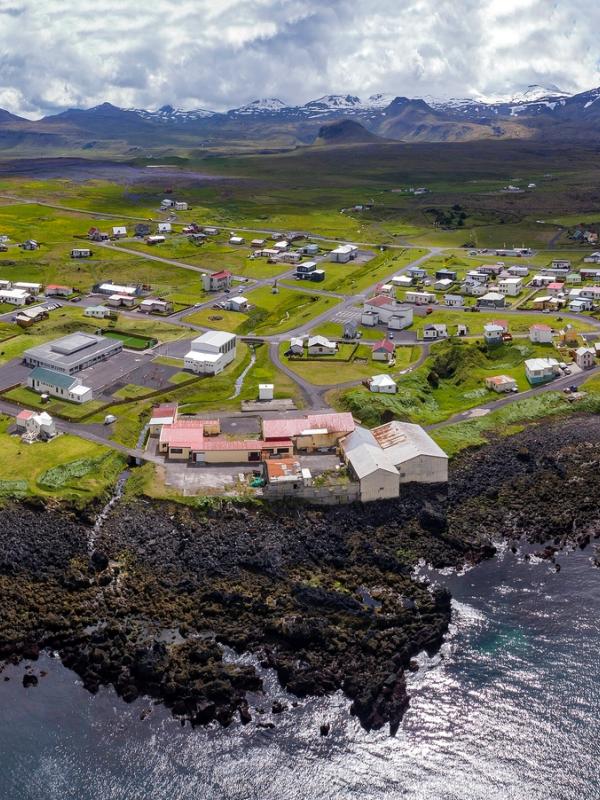 una vista aérea de un pequeño pueblo en una pequeña isla en medio del océano.