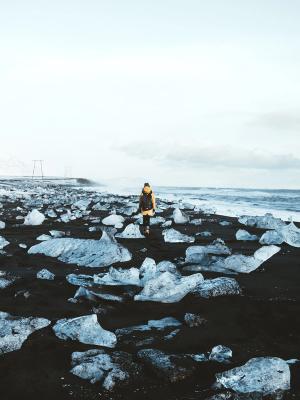 Hombre caminando por la Diamond Beach de Islandia