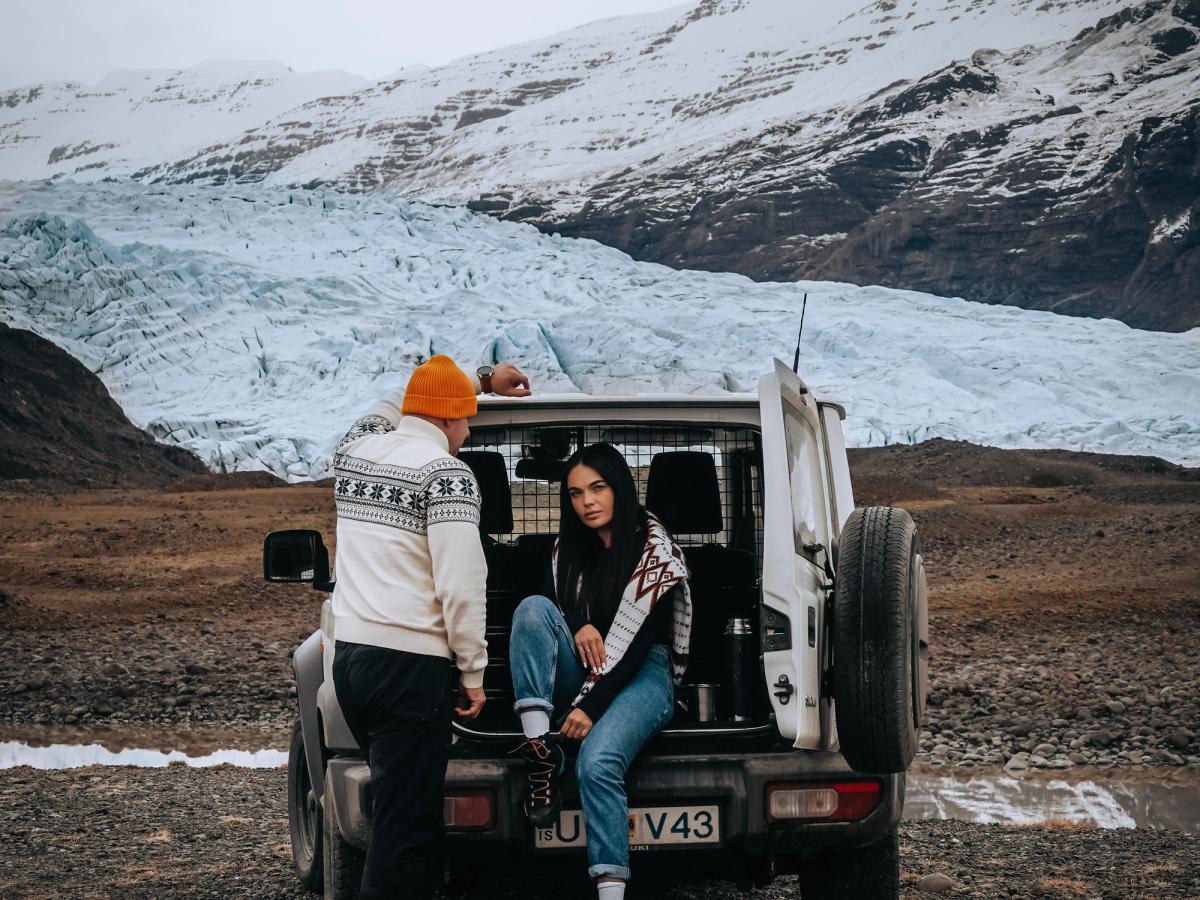 Vue arrière du Jimny automatique sur glacier Vue arrière d’un Suzuki Jimny automatique garé près de personnes, avec un glacier en arrière-plan