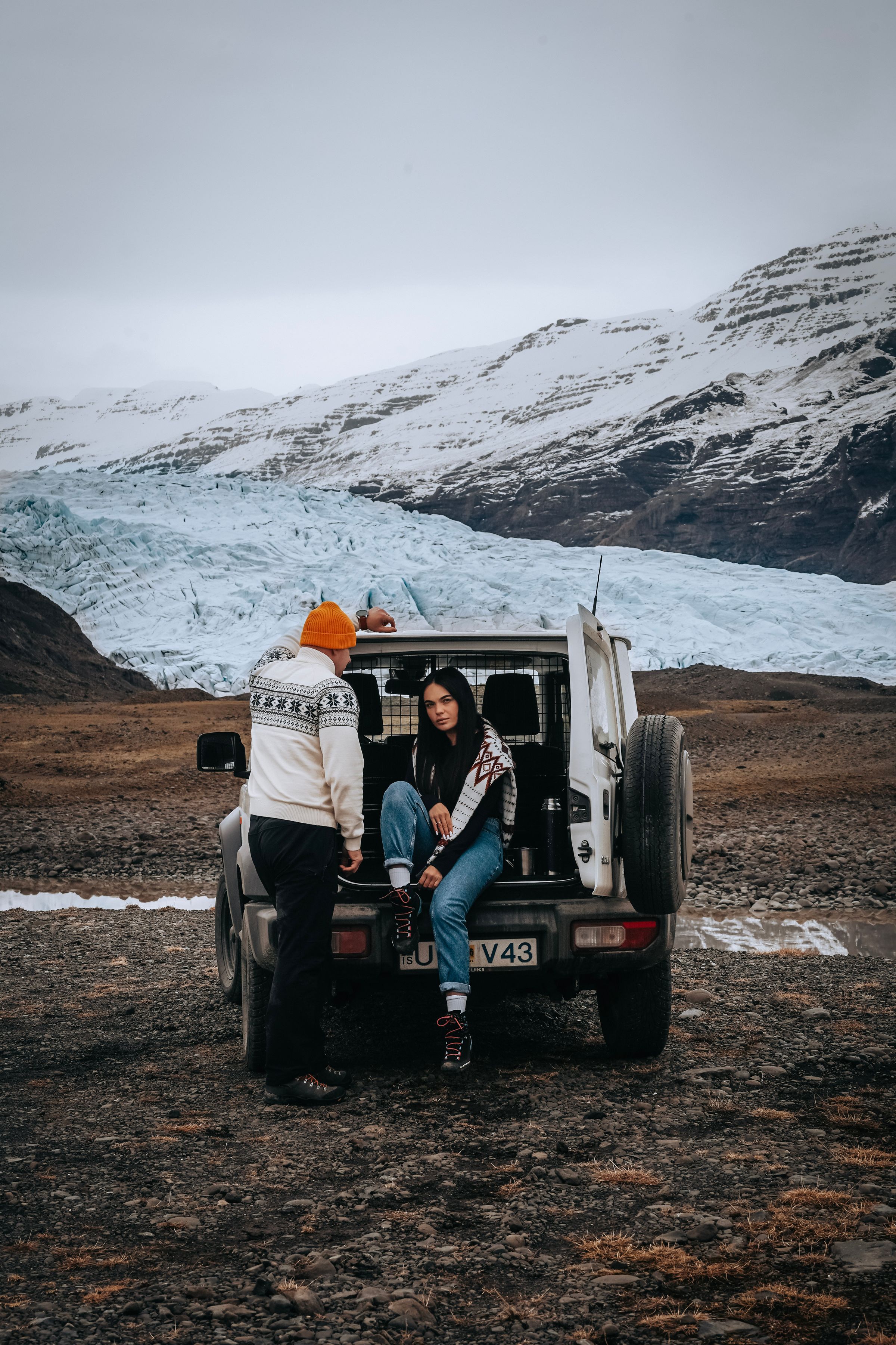 Vue arrière du Jimny automatique sur glacier Vue arrière d’un Suzuki Jimny automatique garé près de personnes, avec un glacier en arrière-plan